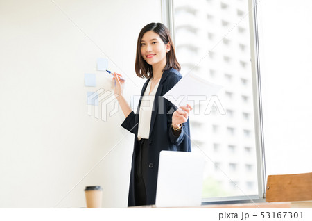 ビジネスシーン 女性 ビジネスシーン 女性 53167301