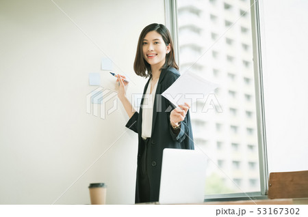 ビジネスシーン　女性 53167302