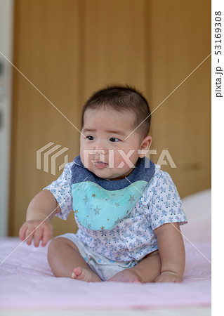 お座りする5ヵ月の赤ちゃん 53169308
