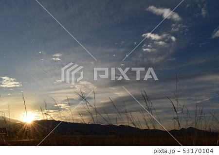 奈良県橿原市から見た、大和葛城山に沈む、冬の夕暮れ( 右側の山は、二上山 ) 奈良県橿原市から見た、大和葛城山に沈む、冬の夕暮れ( 右側の山は、二上山 ) 53170104