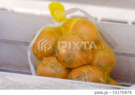 袋入りの玉ねぎ 53170879