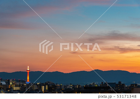 京都タワー　夜景　京都　都市風景 53171348