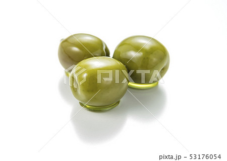 オリーブオイルとオリーブの実 オリーブオイルとオリーブの実 53176054
