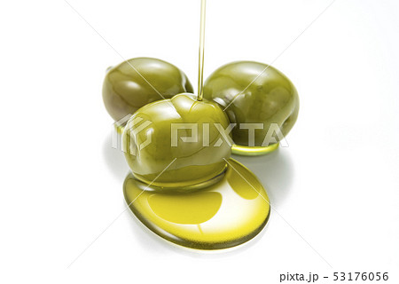 オリーブオイルとオリーブの実 53176056