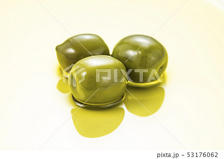 オリーブオイルとオリーブの実 53176062