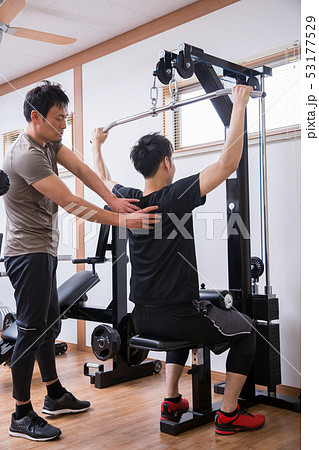 パーソナルトレーニングを受ける男性 53177529