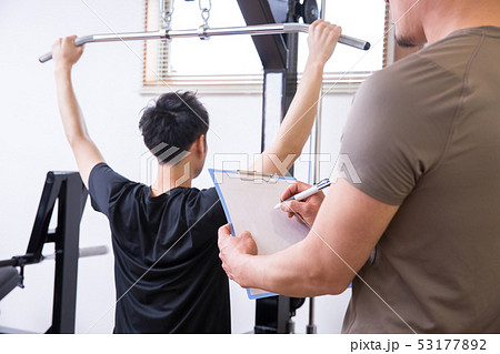 パーソナルトレーニングを受ける男性 パーソナルトレーニングを受ける男性 53177892