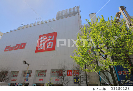 ビックロと新緑_ビックカメラ_ユニクロ_新宿東口 53180128
