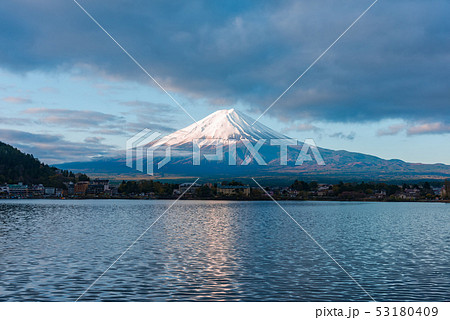 Panorama image of Mount Fuji and Lake. 53180409