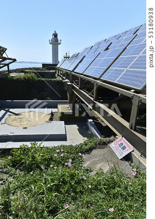 東京湾の第二海堡の太陽光発電パネルと灯台にハマヒルガオ 東京湾の第二海堡の太陽光発電パネルと灯台にハマヒルガオ 53180938
