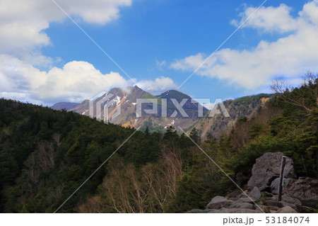 春の八ヶ岳 ニュウ山頂から天狗岳方面を見る 53184074