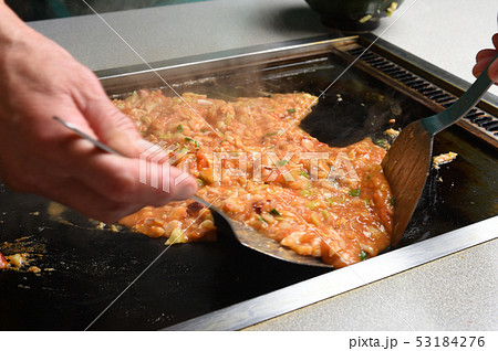 もんじゃ焼きを焼く　下町グルメ 53184276