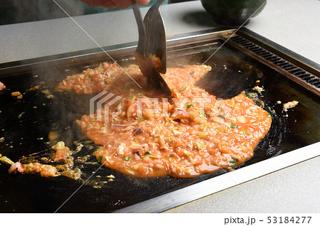 もんじゃ焼きを焼く　下町グルメ 53184277