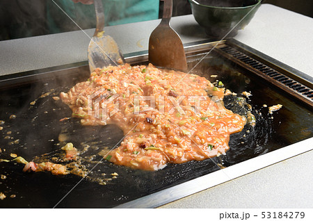 もんじゃ焼きを焼く　下町グルメ 53184279