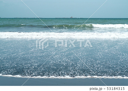 サザンビーチ<烏帽子岩と波> サザンビーチ<烏帽子岩と波> 53184315