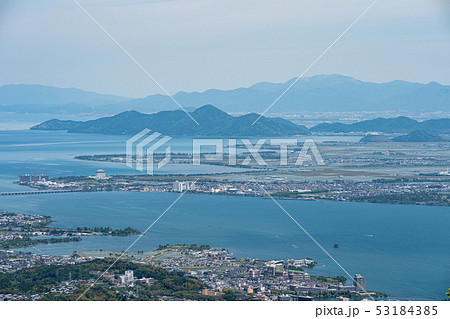 比叡山の東塔付近から俯瞰する春の琵琶湖大橋方面 比叡山の東塔付近から俯瞰する春の琵琶湖大橋方面 53184385