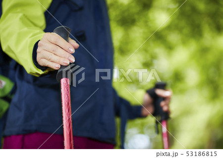 登山をするミドル女性の手元 登山をするミドル女性の手元 53186815