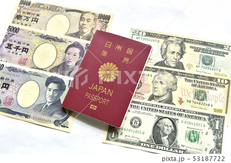 【海外旅行イメージ】パスポートと紙幣 【海外旅行イメージ】パスポートと紙幣 53187722