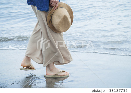海　散歩　女性　砂浜　海岸　旅行　観光　海辺　リラックス 53187755