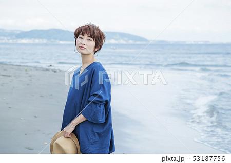 海　散歩　女性　砂浜　海岸　旅行　観光　海辺　リラックス 53187756