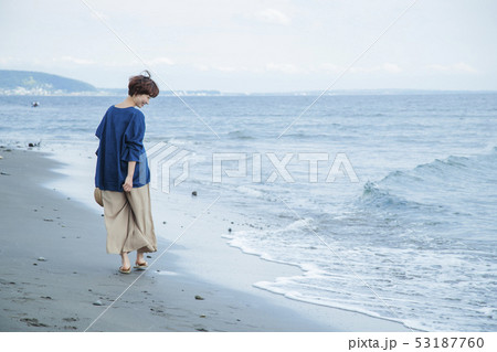 海 散歩 女性 砂浜 海岸 旅行 観光 海辺 リラックス 海 散歩 女性 砂浜 海岸 旅行 観光 海辺 リラックス 53187760