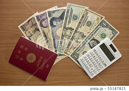 【海外旅行イメージ】パスポートと紙幣と電卓 53187825
