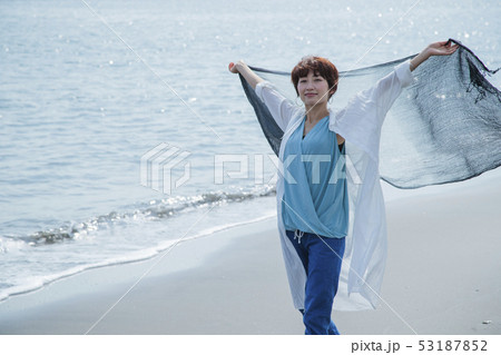 海　散歩　女性　砂浜　海岸　旅行　観光　海辺　リラックス 53187852