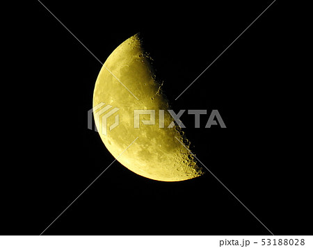 月齢21 8 半月 弓張月 下弦の月 輝く月イメージ素材の写真素材
