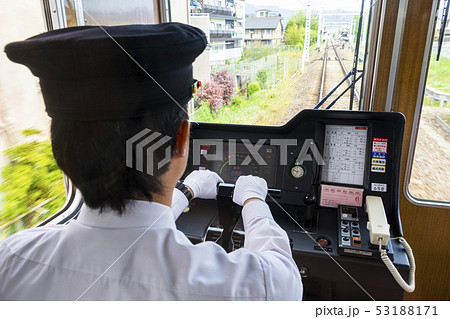 運転席と運転手 阪急電鉄の写真素材 [53188171] - PIXTA