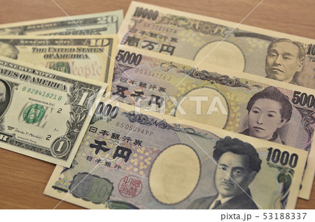 【ビジネスイメージ】お札　日本円とアメリカドル 53188337