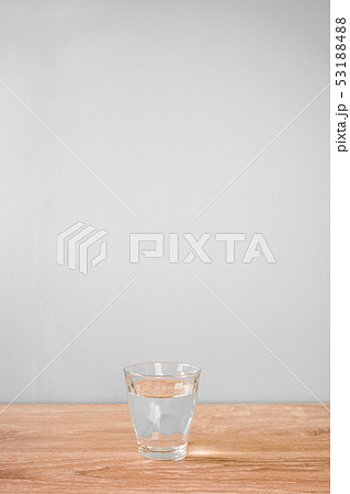 テーブルの上にある一杯の水 53188488