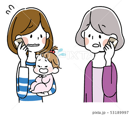 スマートフォンで会話する若い母親とシニア女性 53189997