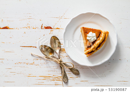 Pumpkin pie, white wood background 53190087