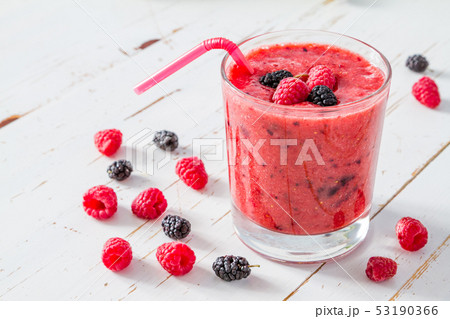 Rasberry smoothie ingredients 53190366