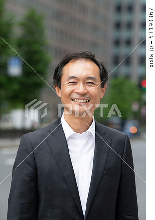 オフィス街のビジネスマン ミドル 日本人男性 オフィス街のビジネスマン ミドル 日本人男性 53190367