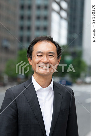 オフィス街のビジネスマン ミドル 日本人男性 オフィス街のビジネスマン ミドル 日本人男性 53190370