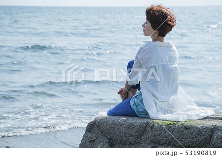 海 散歩 女性 砂浜 海岸 旅行 観光 海辺 リラックス 海 散歩 女性 砂浜 海岸 旅行 観光 海辺 リラックス 53190819