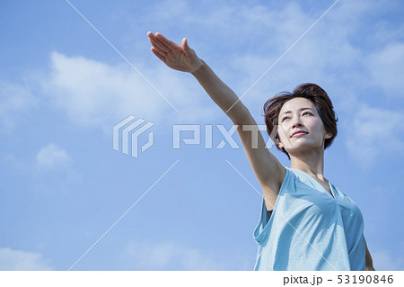 ヨガ 海 ピラティス 女性 青空 海辺 リラックス ヨガ 海 ピラティス 女性 青空 海辺 リラックス 53190846