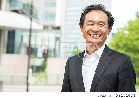 笑顔のビジネスマン　ミドル　日本人男性　オフィス街 53191471