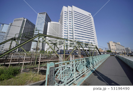 日本の東京都市景観　品川の超高層ビル群や旧東海道などを望む 53196490