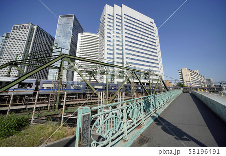 日本の東京都市景観　品川の超高層ビル群や旧東海道などを望む 53196491