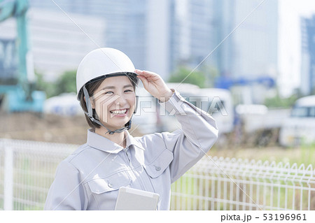 女性作業員 現場監督 作業服の写真素材