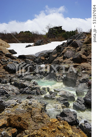 須川温泉は全国屈指の湧出量を誇る強酸性温泉 53197664