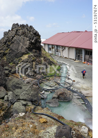 須川温泉は全国屈指の湧出量を誇る強酸性温泉 53197674