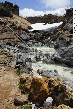 須川温泉は全国屈指の湧出量を誇る強酸性温泉 53197686