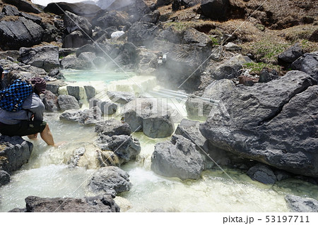 須川温泉は全国屈指の湧出量を誇る強酸性温泉 53197711