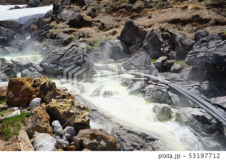 須川温泉は全国屈指の湧出量を誇る強酸性温泉 53197712