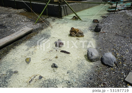須川温泉は全国屈指の湧出量を誇る強酸性温泉 53197719