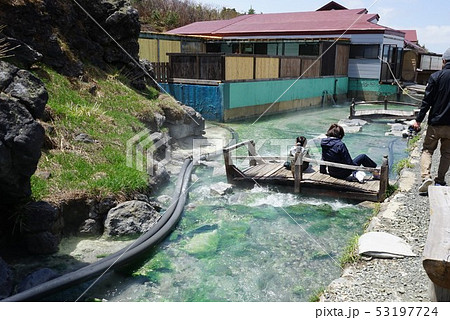 須川温泉は全国屈指の湧出量を誇る強酸性温泉 53197724