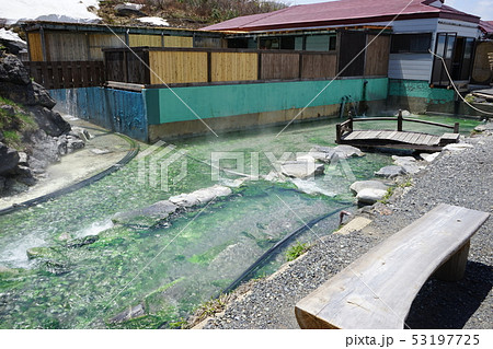 須川温泉は全国屈指の湧出量を誇る強酸性温泉 53197725